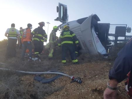 اصابة خطيرة بانقلاب شاحنة على شارع 6 بالجنوب